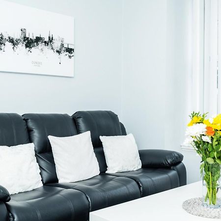 Central Serviced Apartments - 2 Bedroom - Ground Floor - Monthly & Weekly Bookings Welcome - Free Street Parking - 2 Double Beds - Wifi - Smart Tvs In Rooms - Fully Equipped - Heating 24-7 - Contractor & Short Stay Favourite Dundee Kültér fotó