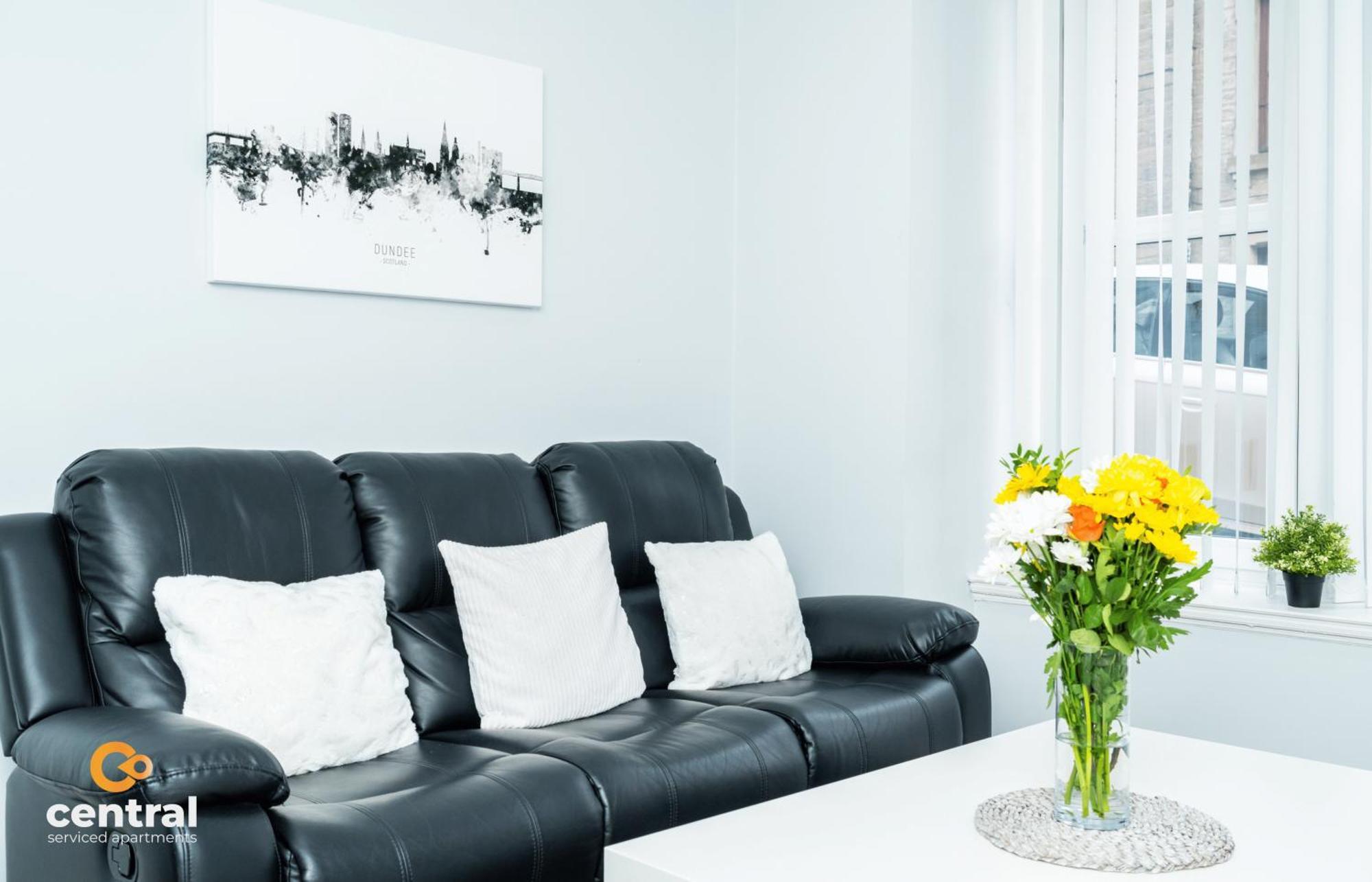 Central Serviced Apartments - 2 Bedroom - Ground Floor - Monthly & Weekly Bookings Welcome - Free Street Parking - 2 Double Beds - Wifi - Smart Tvs In Rooms - Fully Equipped - Heating 24-7 - Contractor & Short Stay Favourite Dundee Kültér fotó