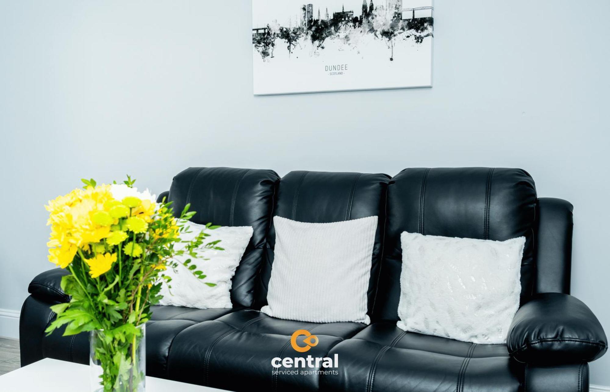 Central Serviced Apartments - 2 Bedroom - Ground Floor - Monthly & Weekly Bookings Welcome - Free Street Parking - 2 Double Beds - Wifi - Smart Tvs In Rooms - Fully Equipped - Heating 24-7 - Contractor & Short Stay Favourite Dundee Kültér fotó