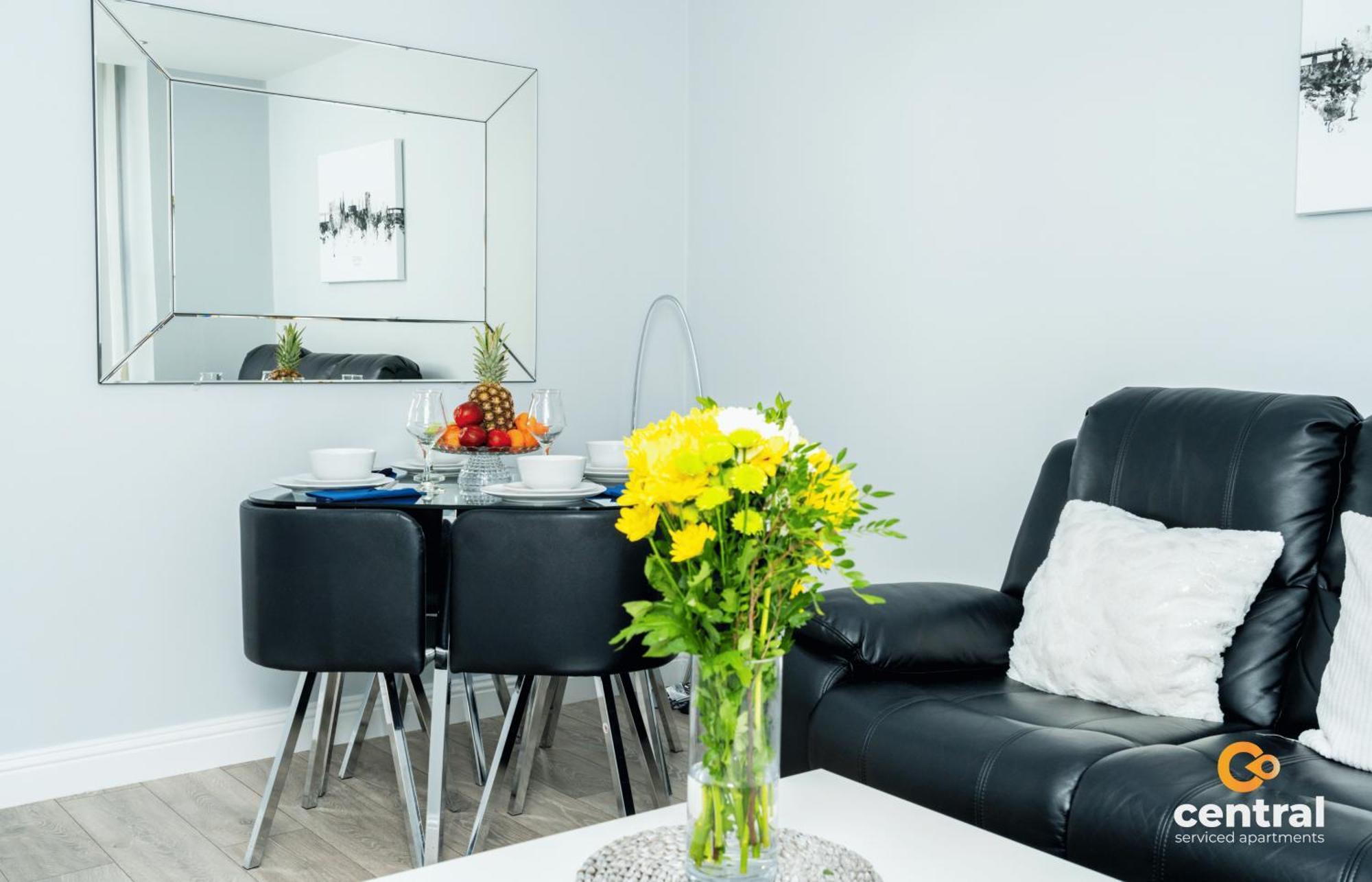 Central Serviced Apartments - 2 Bedroom - Ground Floor - Monthly & Weekly Bookings Welcome - Free Street Parking - 2 Double Beds - Wifi - Smart Tvs In Rooms - Fully Equipped - Heating 24-7 - Contractor & Short Stay Favourite Dundee Kültér fotó