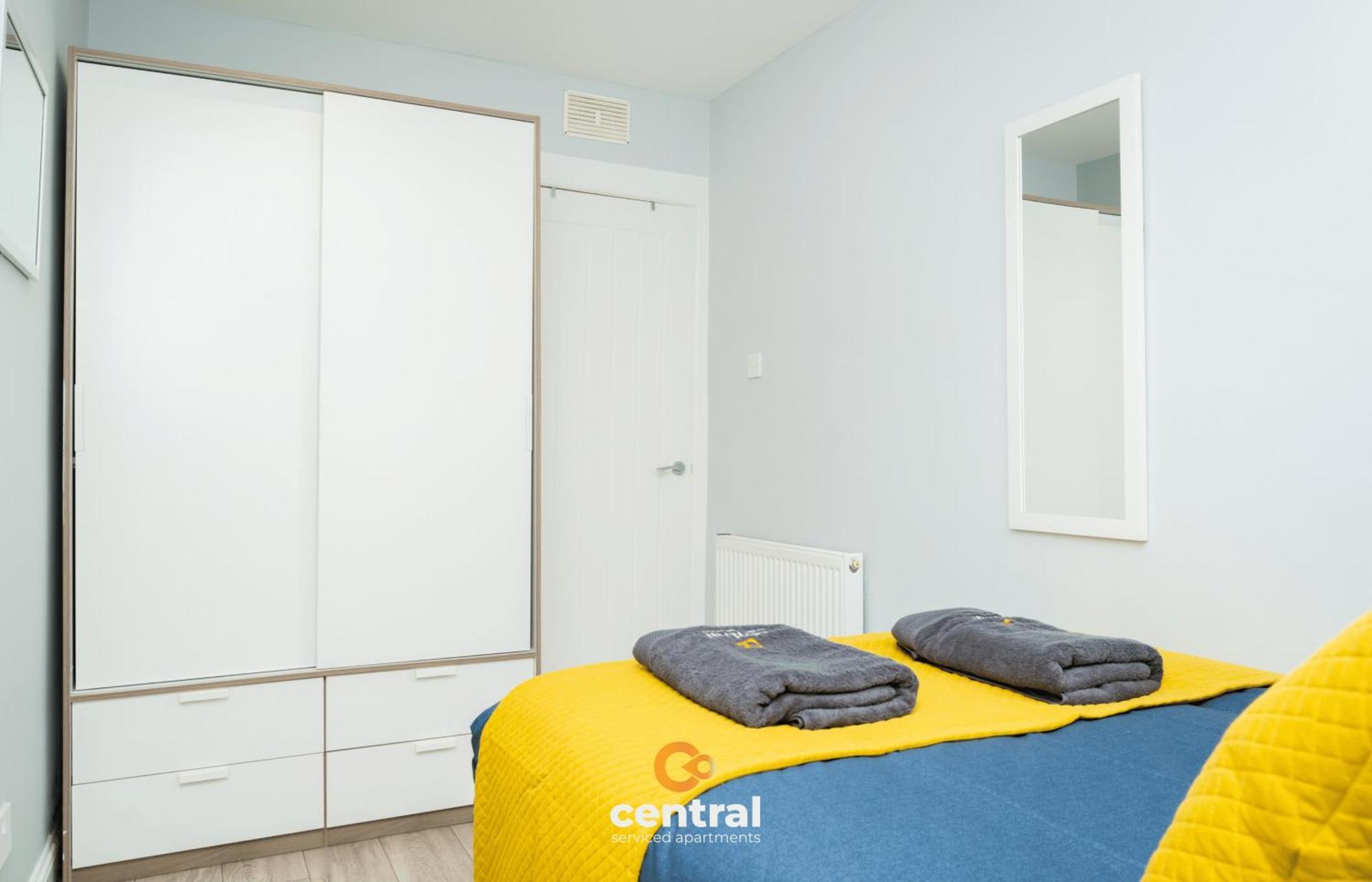 Central Serviced Apartments - 2 Bedroom - Ground Floor - Monthly & Weekly Bookings Welcome - Free Street Parking - 2 Double Beds - Wifi - Smart Tvs In Rooms - Fully Equipped - Heating 24-7 - Contractor & Short Stay Favourite Dundee Kültér fotó