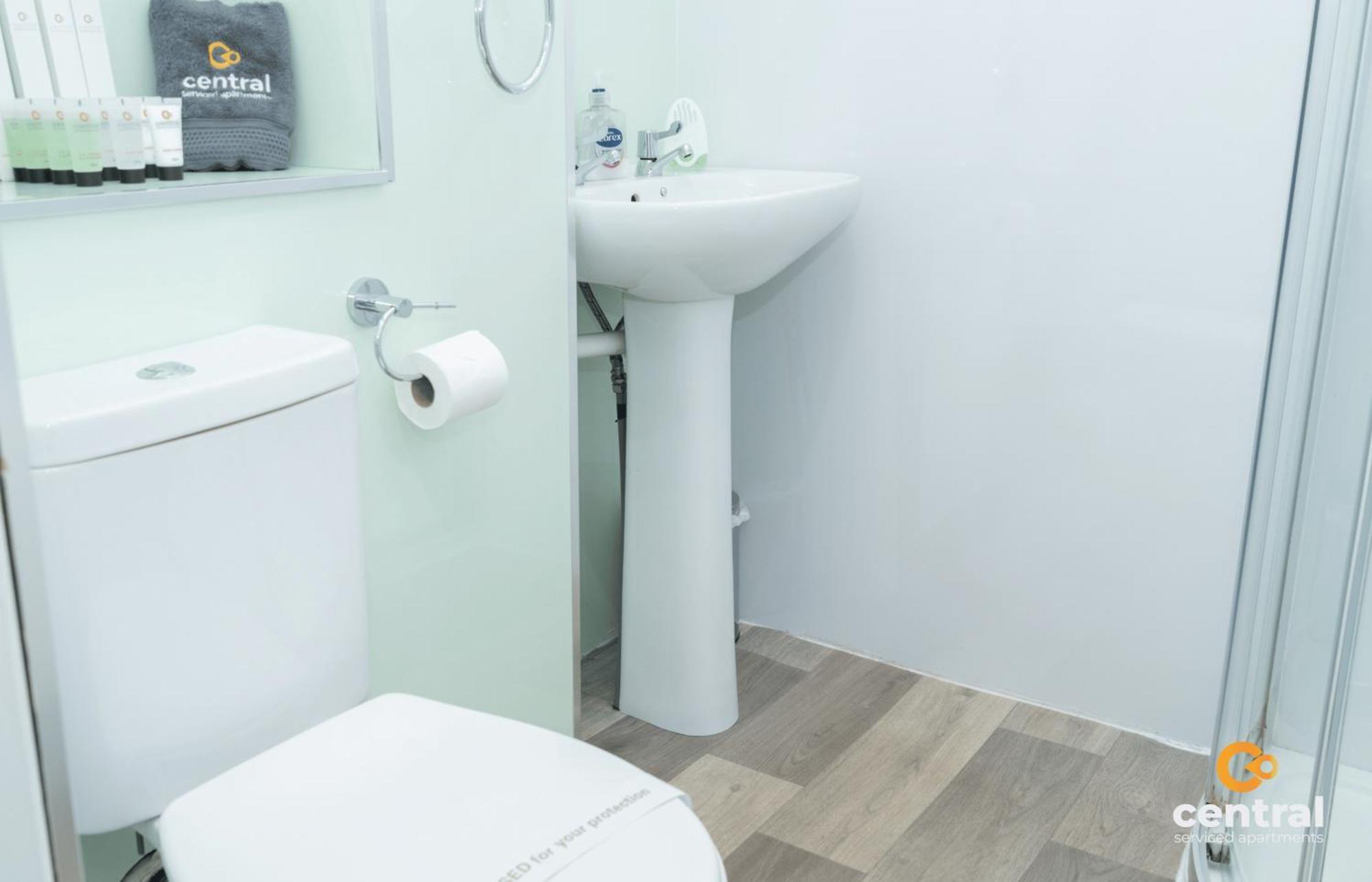 Central Serviced Apartments - 2 Bedroom - Ground Floor - Monthly & Weekly Bookings Welcome - Free Street Parking - 2 Double Beds - Wifi - Smart Tvs In Rooms - Fully Equipped - Heating 24-7 - Contractor & Short Stay Favourite Dundee Kültér fotó
